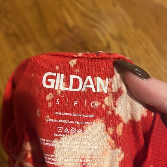 Gildan Woman’s Wisconsin Red Tie Dye Distressed Tee Size S - Picture 4 of 4